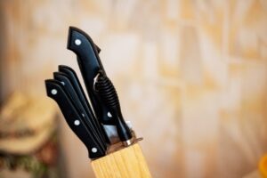 Stojak na noże: praktyczne rozwiązanie dla bezpiecznego przechowywania i organizacji noży w kuchni