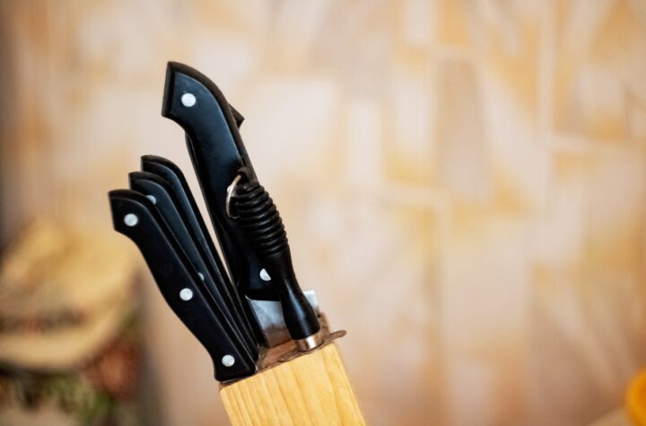 Stojak na noże: praktyczne rozwiązanie dla bezpiecznego przechowywania i organizacji noży w kuchni