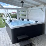 Instalacja jacuzzi na tarasie – o czym należy pamiętać, aby stworzyć idealne miejsce do relaksu?