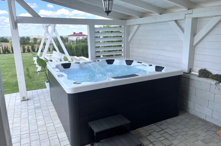 Instalacja jacuzzi na tarasie – o czym należy pamiętać, aby stworzyć idealne miejsce do relaksu?