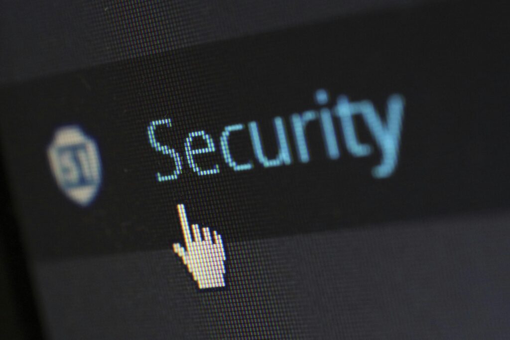 Spoofing – jak działa to oszustwo i jak się przed nim bronić?
