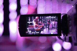 Jak zaplanować oświetlenie eventu z myślą o transmisji online i foto/wideo?